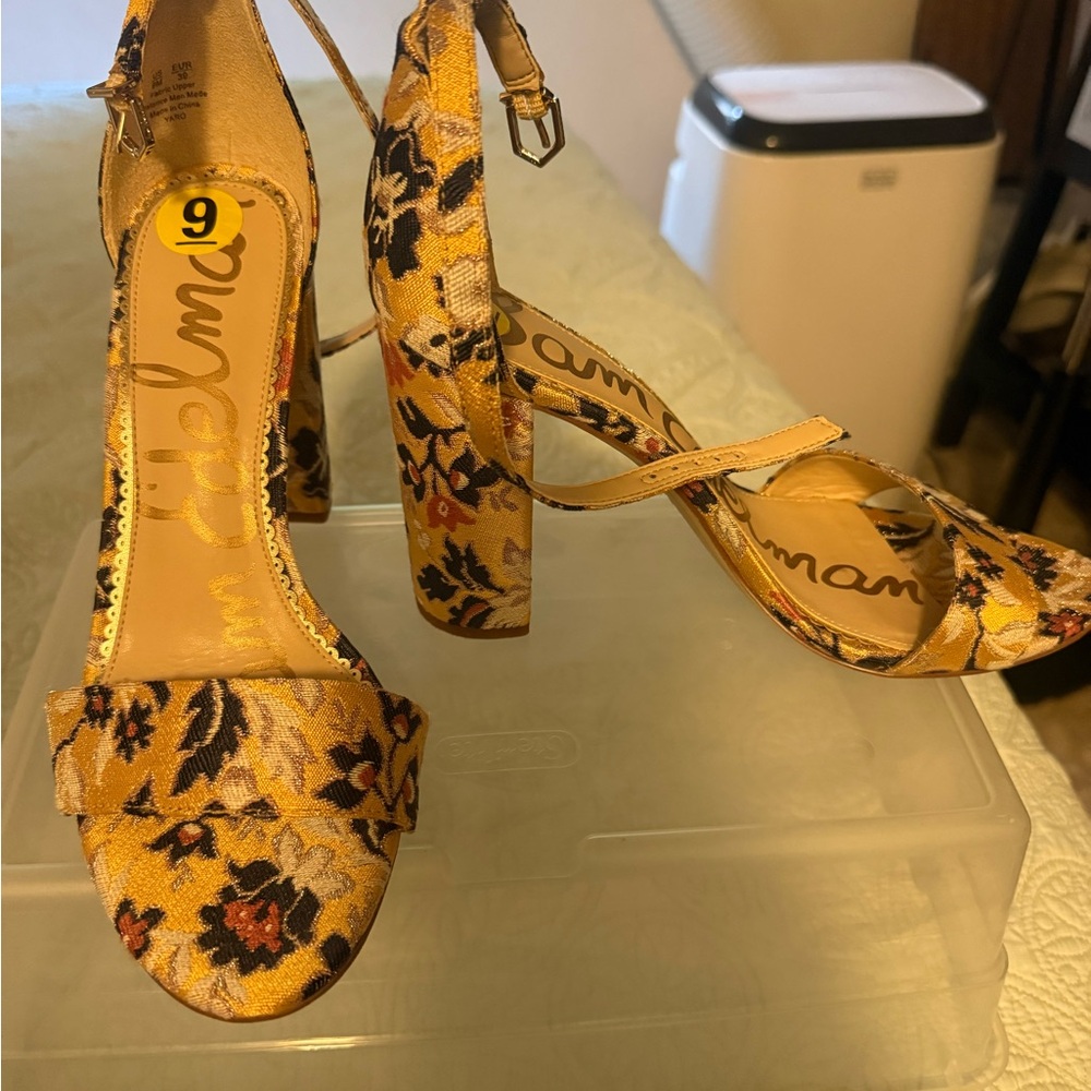 Sam Edelman Yellow and Navy Blue Heels FITS A 8,5